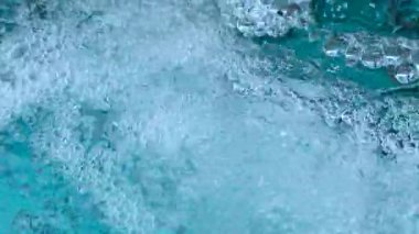 Su kabarcıklarının ve hareketlerin yakın görüntüsü