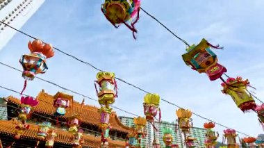 Hong Kong tapınağında sallanan canlı fenerler.