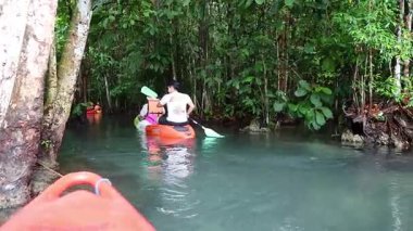Krabi, Tayland 'da kanoyla doğayı keşfediyorum.