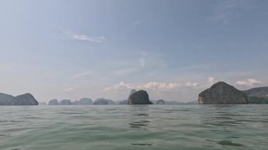 Adaların yakınındaki sakin sularda tekne gezisi.