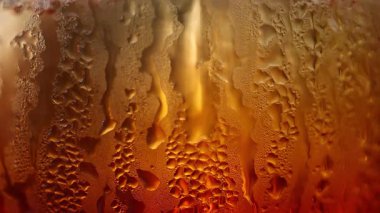 Soğuk cam yüzeyinde oluşan su damlacıklarının yakın çekimi