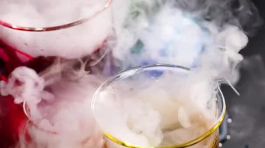 Canlı sıvılar duman ve aletlerle reaksiyona giriyor