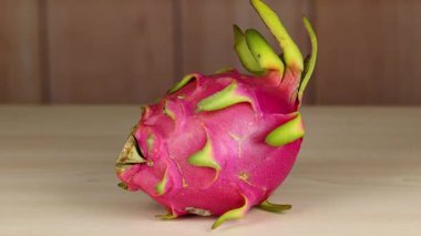 Ejderha meyvesi ahşap bir masada döner.