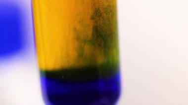 Çözümdeki renk değişimini gösteren kimyasal reaksiyon