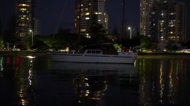 Yat gece kanalda geziyor.