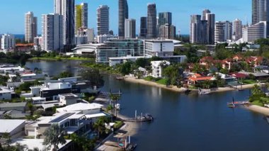 İnsansız hava aracı görüntüleri Altın Sahil 'in ufuk çizgisini ve su yollarını parlak gün ışığında yakalıyor. Şehir mimarisi ve doğal güzellikleri gözler önüne seriyor.