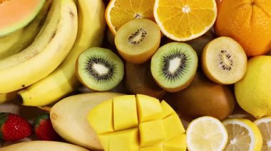 Beyaz arkaplanda gösterilen çeşitli meyveler