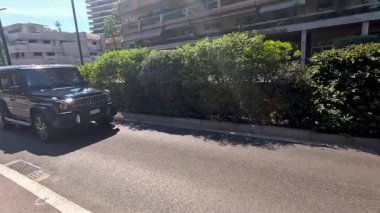 Siyah araba Monte Carlo sokaklarında ilerliyor.