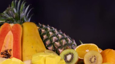 Çeşitli taze meyvelerden oluşan canlı bir karışım.