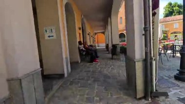 Resimli sokakları ve canlı mimariyi keşfediyor.