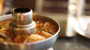 Deniz ürünleri ve sebzeli lezzetli çorba.