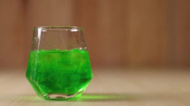 Buzlu buzlu yeşil içecek.