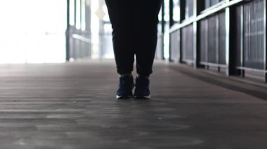 İp atlama egzersizi yapan kişi içeride.