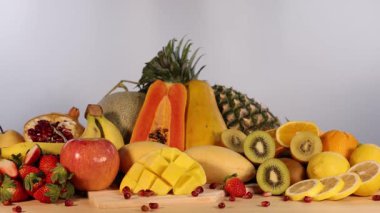 Çeşitli taze meyvelerden oluşan canlı bir karışım.