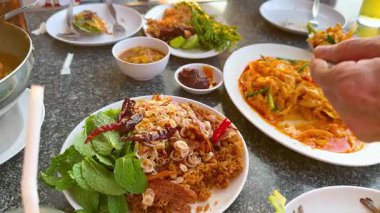 Canlı Tayland yemeklerinin tadını çıkarıyorum.