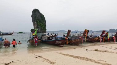 Tekneler Tayland sahillerine yanaştı.