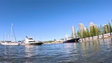 Yatlar ve yelkenliler Gold Coast limanına yanaştı.