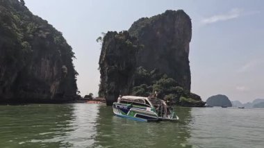 Kireçtaşı kayalıklarında gezinen turist botu