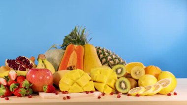 Mavi arka planda canlı meyveler.