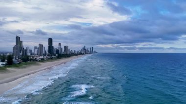 Kıyı şeridi ve şehir siluetinin panoramik görüntüsü