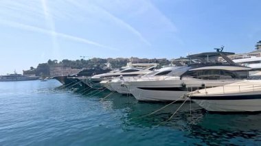 Monte Carlo rıhtımına demirlemiş yatlar
