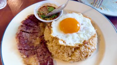 Soslu leziz yemek hazırlığı.