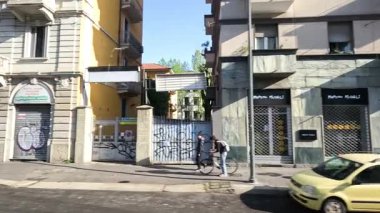 Milano, İtalya 'da binalar ve sokak faaliyetleri