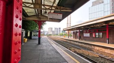 Cardiff tren istasyonundaki boş platform