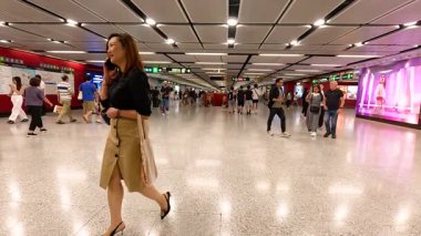 Yoğun bir metro istasyonundan geçen banliyö sakinleri