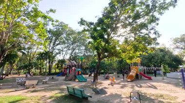 Canlı bir oyun parkında oynayan çocuklar