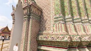 Wat Phra Kaew 'in Bangkok' taki süslü mimarisinin detaylı bir keşfi, parlak gün ışığında canlı renkler ve karmaşık tasarımlar sergiliyor.