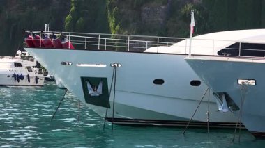 Napoli 'deki Sorrento rıhtımına yanaşan bir tekne.