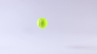 Bir tenis topu düz bir zeminde zıplar.