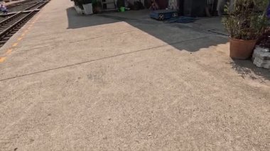 Tren istasyonunda insanlar ve aktiviteler