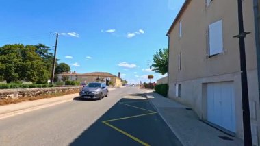 Tarihi Fransız kasabasında güneşli bir yolculuk