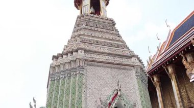 Tapınak ve heykelin panoramik görüntüsü