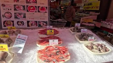 Yoğun bir pazarda çeşitli deniz ürünleri sergileniyor