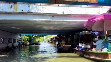 Canlı kanallar ve hareketli piyasa manzaraları keşfediyor.