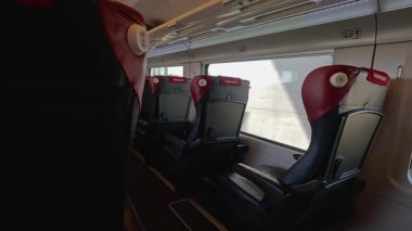 Manzaralı köy manzaralı boş tren koltukları