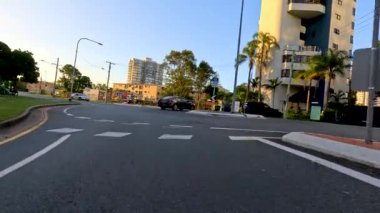 Binalar ve araçlarla şehir sokak sahnesi