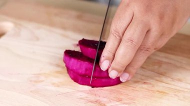 Ejderha meyvelerini muntazam parçalara ayırmak.