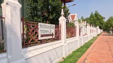 Tapınağın yolunda huzurlu bir yürüyüş.