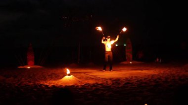 Karon Sahili, Phuket 'te büyüleyici bir ateş dansı gösterisi, hünerli hareketler ve karanlık bir arkaplana karşı canlı alevler