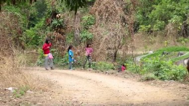 Çocuklar birbirlerini doğal ortamlarında kovalarlar.