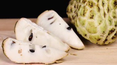 Masada duran kremalı elma ve dilimler.