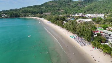 İnsansız hava aracı görüntüleri Phuket 'in hareketli kumsalını, yemyeşil bahçesini ve parlak gün ışığı altında canlı şehir manzarasını yakalıyor.