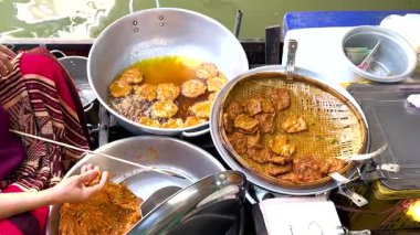 Bangkok pazarında midye kızartan gözleme satıcısı.