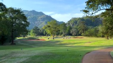 Dağ zeminli yemyeşil golf sahası