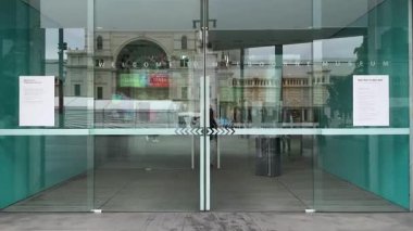 İnsanlar Melbourne Müzesi girişine girip çıkıyorlar