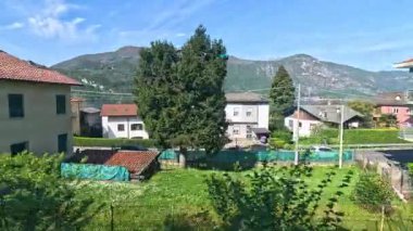 Binaların ve doğanın resimli bir görüntüsü.